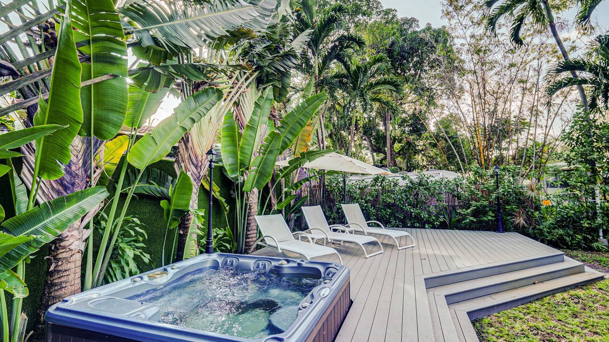 Seybold House | Hot tub Paradaise: outdoor kitchen and personalized attention. Pet-friendly