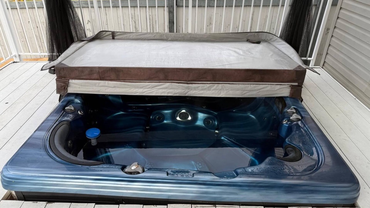 Southeast Edmonton House | Hot Tub| Patio| Netflix|Games|Fireplace|Sleeps 8