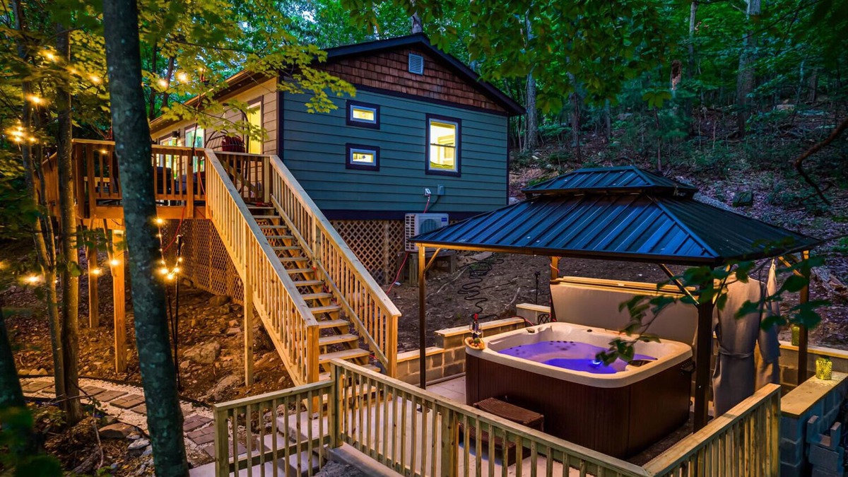 New Market Cabin | Hot tub Pet Friendly EV charger Firepit Secluded