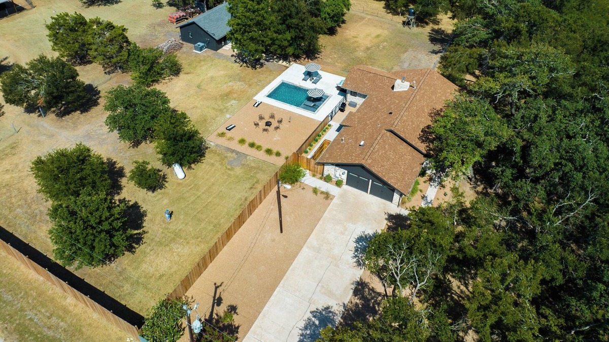 Manor House | Hot Tub + Pool + Firepit + Gameroom ~ Separate Guesthouse