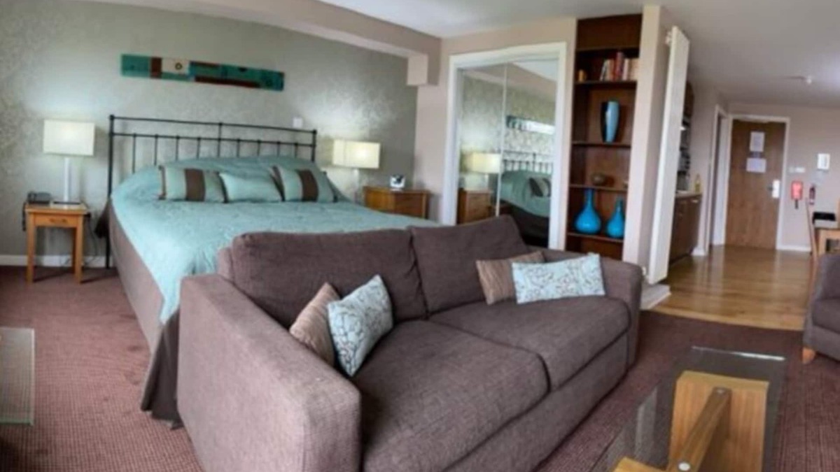 Penrith Apartment | Hot Tub | Pool | Superking Bed | Balcony | Views