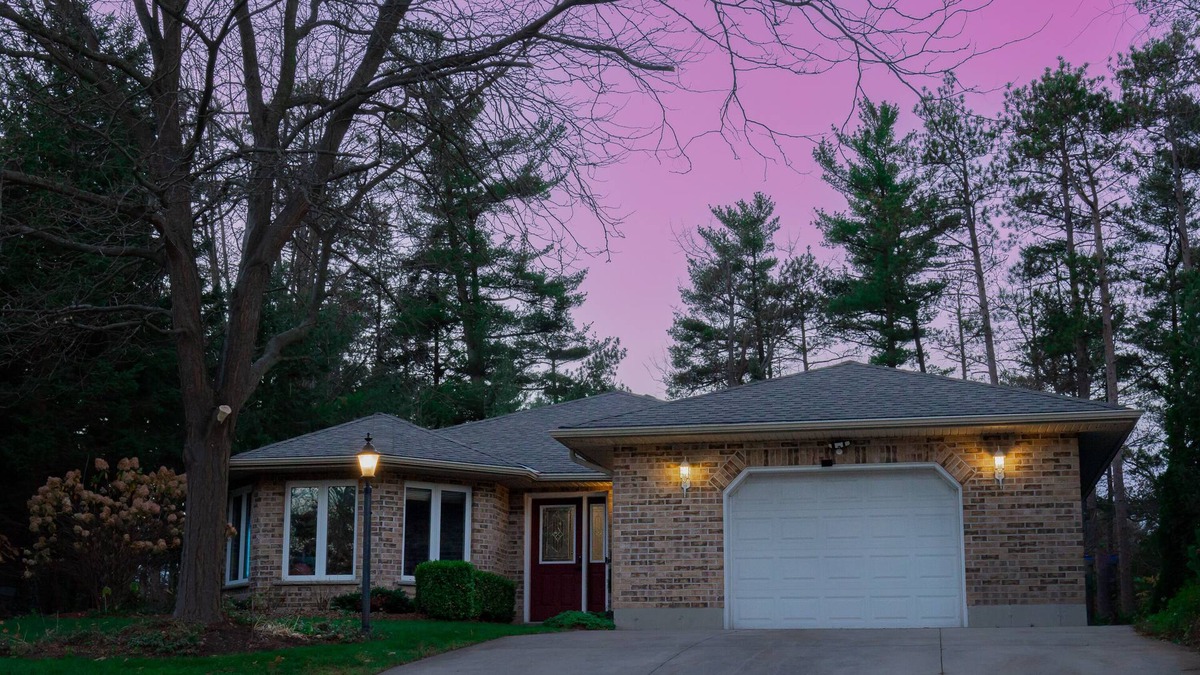 Grand Bend Cottage | Hot Tub/Pool Table/Air Hockey/Theatre Room In Grand Bend Beach Town