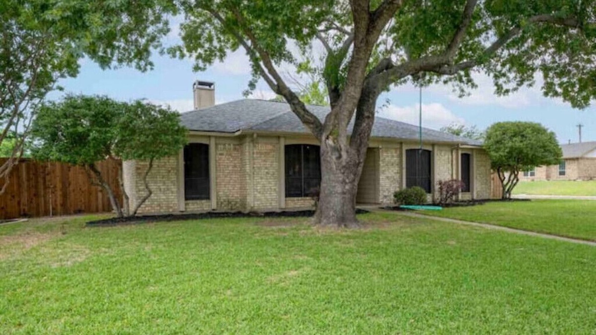 Lewisville House | Hot Tub Poolside Paradise in TX