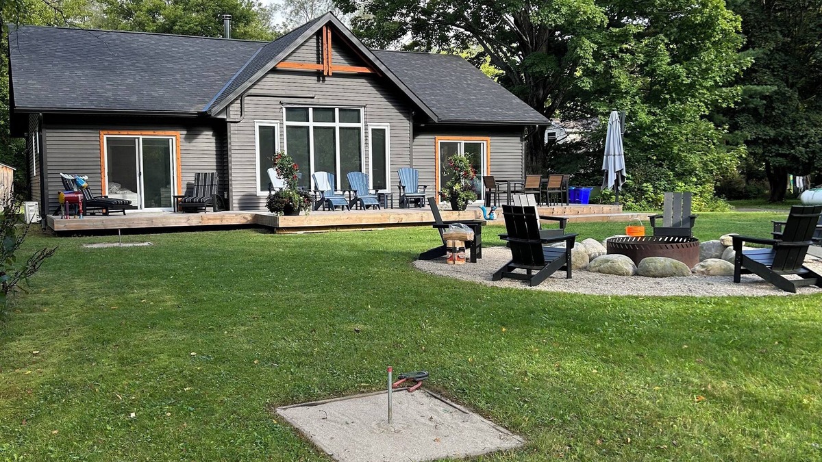 Bracebridge Cottage | Hot tub, sauna, auto generator, in town of Bracebridge, dock-water toys, pets OK