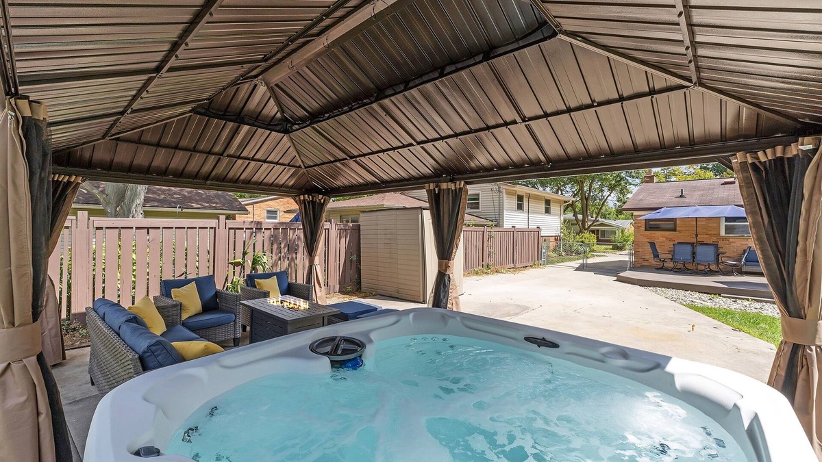 Ann Arbor House | Hot Tub | Sauna | Fire Pit | Outdoor Living | Elegant Ranch