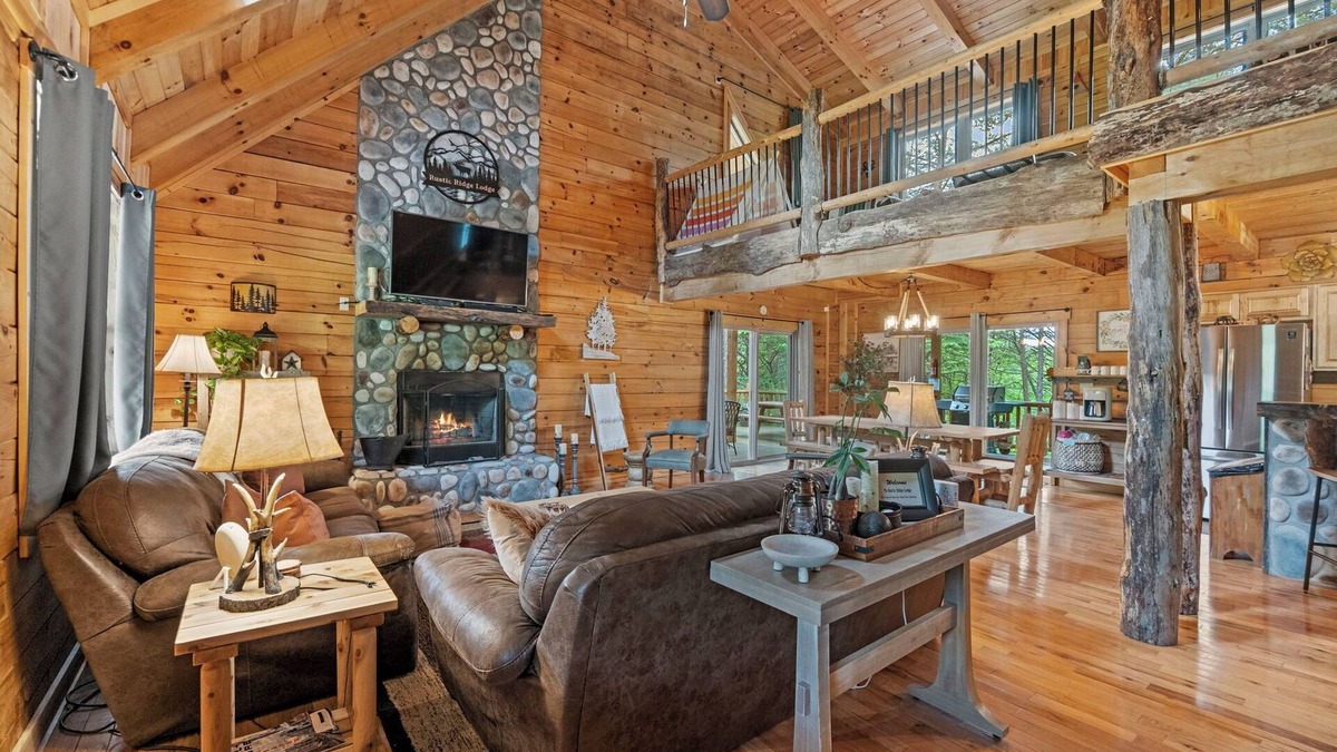 Rockbridge Cabin | Hot Tub, Sauna, GameRoom: Pool Table, Arcade, Ping Pong, Foosball. Hiking Nearby