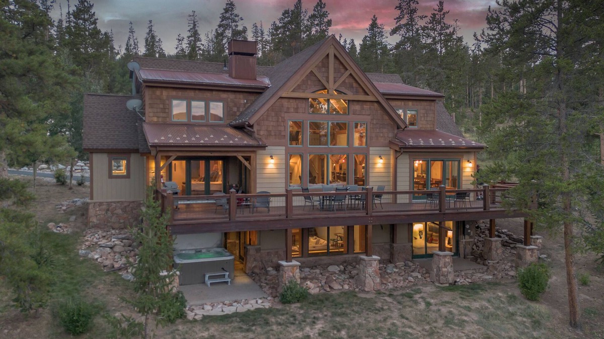 The Highlands House | Hot Tub + Ski Shuttle + Pet Friendly - Moose Tracks Lodge