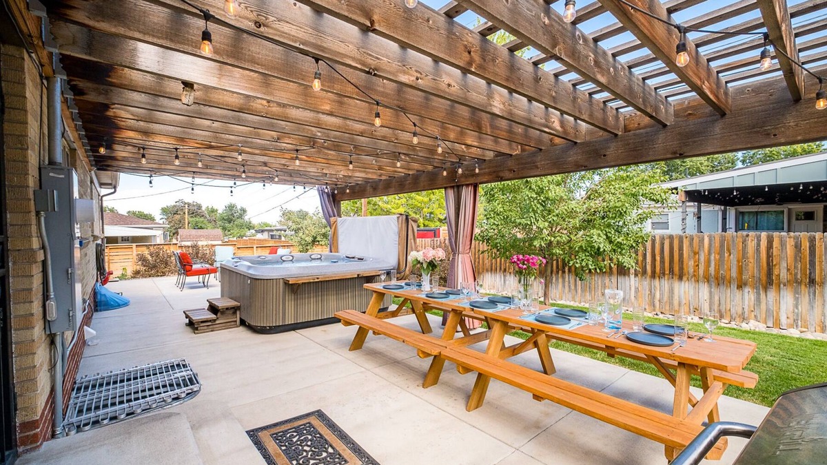 Denver House | Hot Tub, Steam Room, Billiards, Ping Pong, Darts, 3 Kings, 8 beds total.