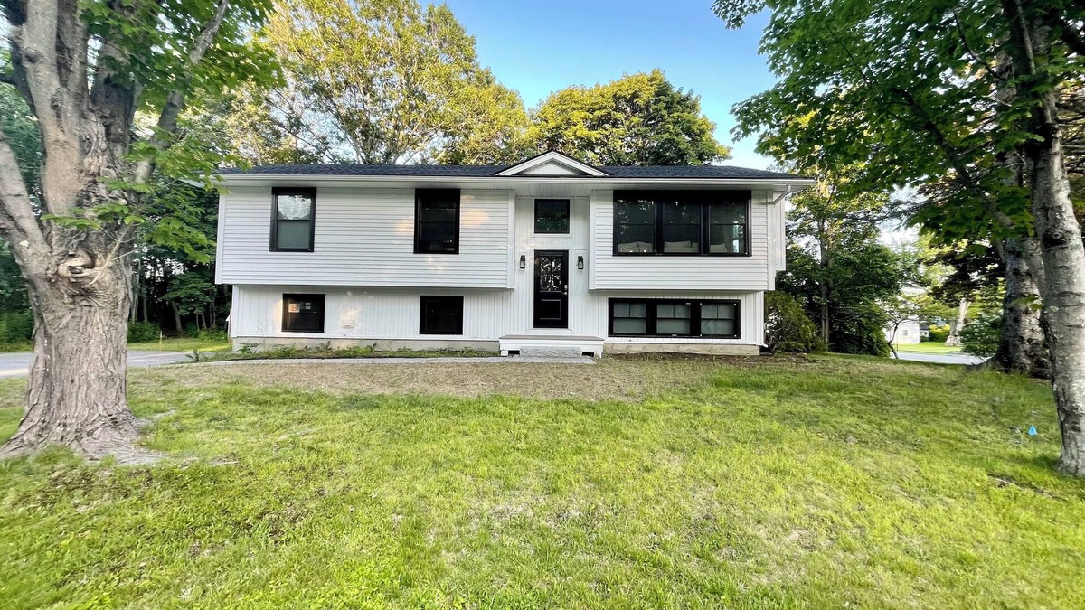 Southern Coast House | Hot tub! Studio in New House - Location, Location!