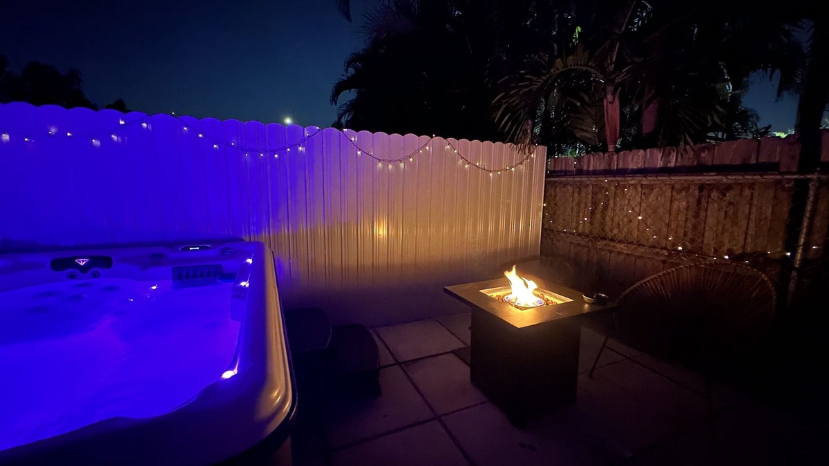 Liberty City Apartment | HOT TUB + WASHER AND DRYER in Unit