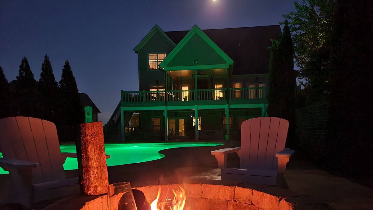 Graysville House | Hot Tub, Wood Fire Pit, 2 Gas Fires, Large pool, Gym, Pool Table, Darts, etc!