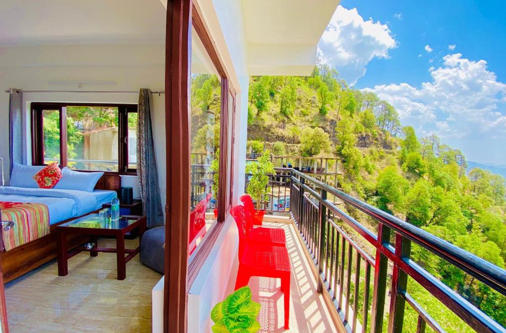 Shimla Hotel | Hotel AKS Residency with valley view on road with private parking