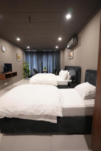 Fatehjang Hotel | Hotel Crossroads