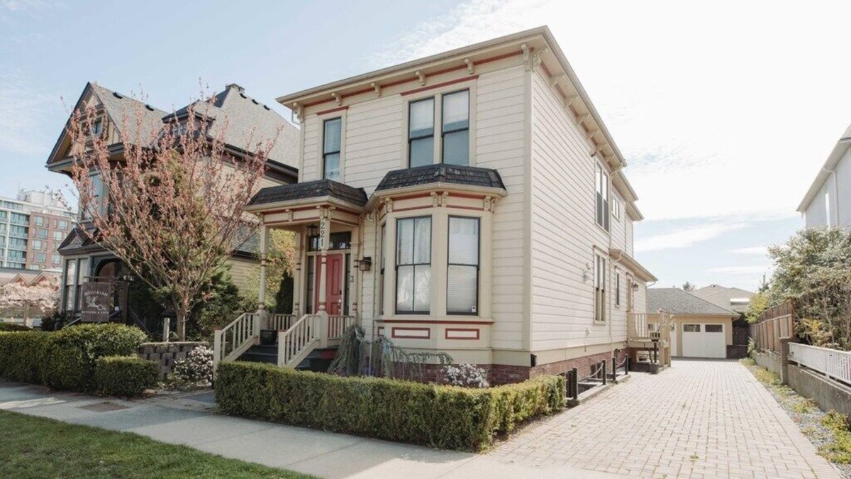 Inner Harbour Condo | Hotel District, close to Marina & Wharf