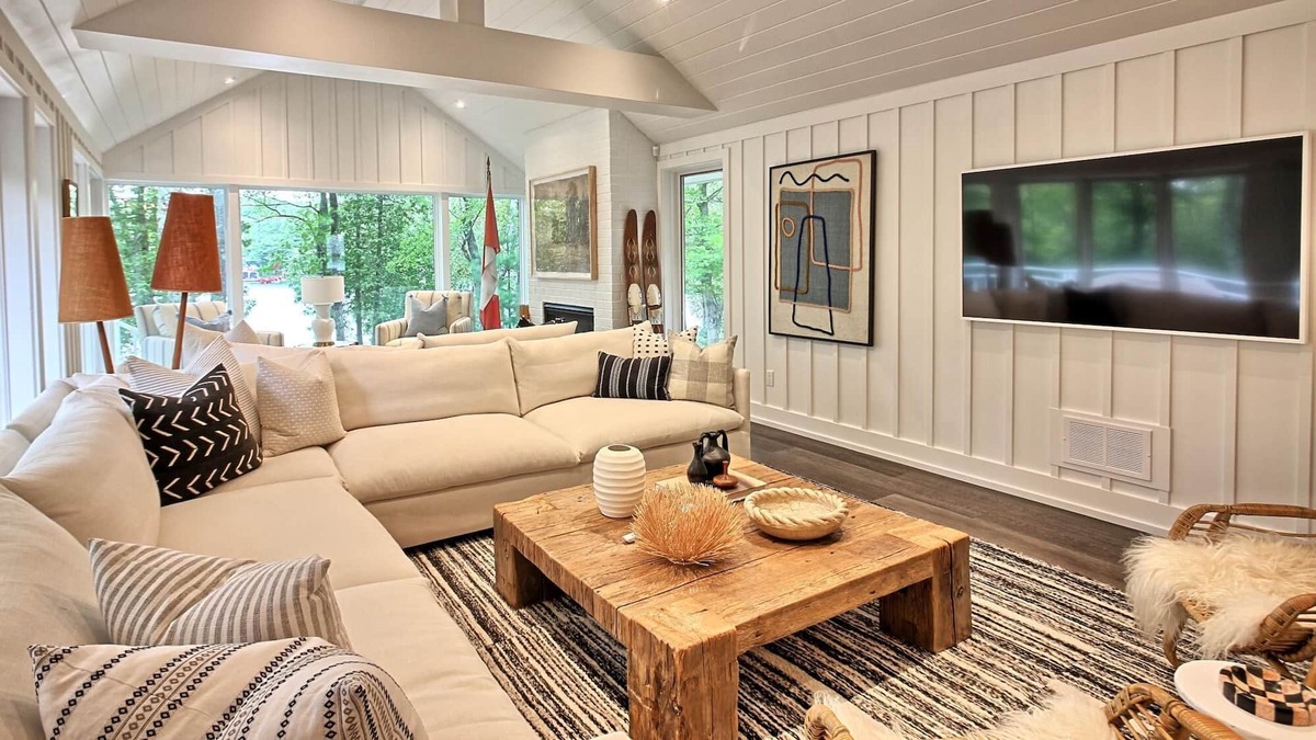 Seguin House | Hotel Luxury 6 brdm, 3 bath cottage on Little Lake Joe! Pristine inside and out!