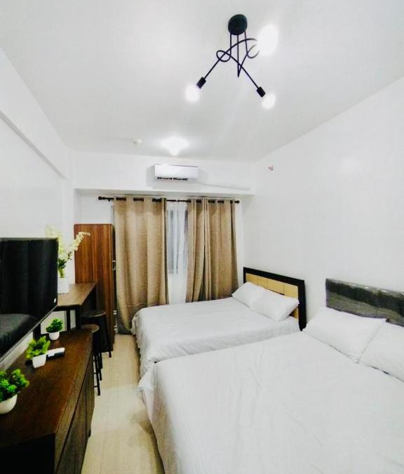 Las Pinas Apartment | Hotel Luxury Twin Bed Room with Balcony Las Pinas-South Residence