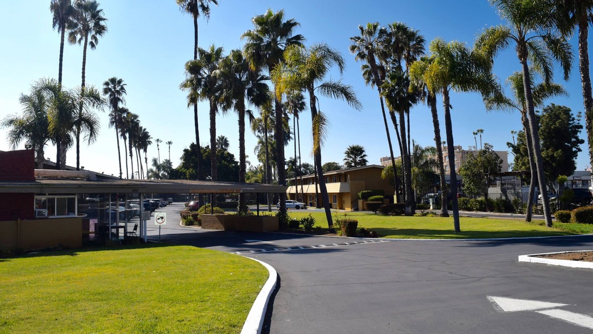 Lincoln Acres Hotel | Hotel Palmeras Chula Vista
