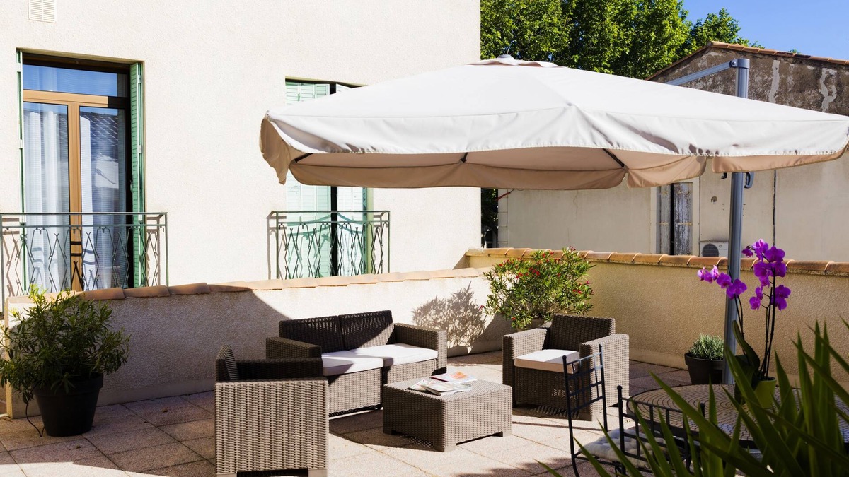 Saint-Gilles Hotel | Hotel Restaurant Le Cours