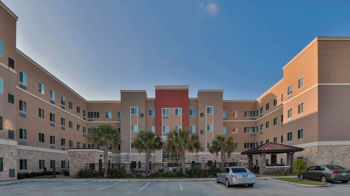 Chinatown Apartment | Hotel Room/Kitchen/Washer/Dryer/Gym/Free parking