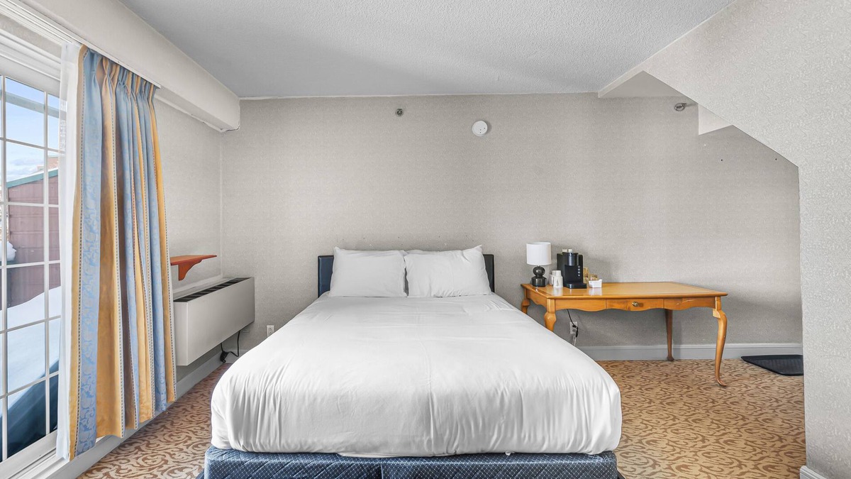 Saint-Sauveur House | Hotel room le Domaine Queen bed