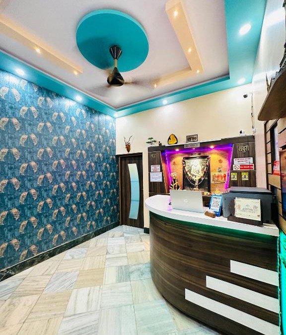 Mahmoorganj Hotel | HOTEL SAI PALACE P.G. HOUSE