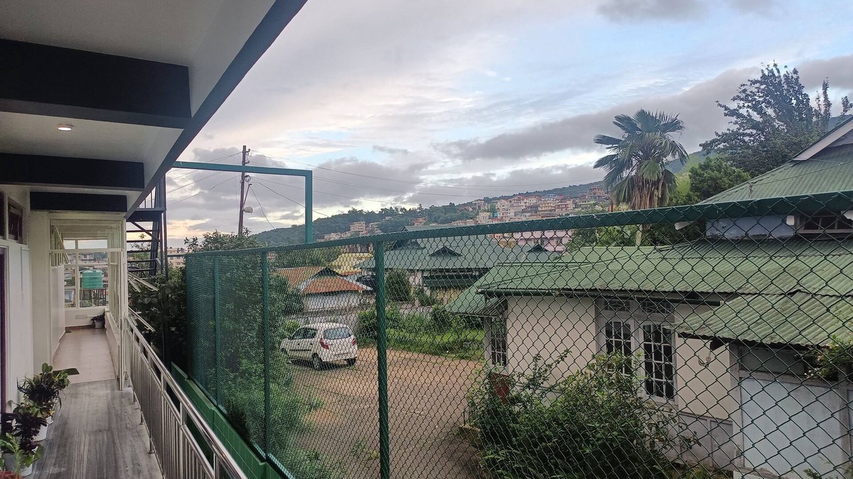 Shillong Hotel | HOTEL SHILLONG RAINS INN BY ROH