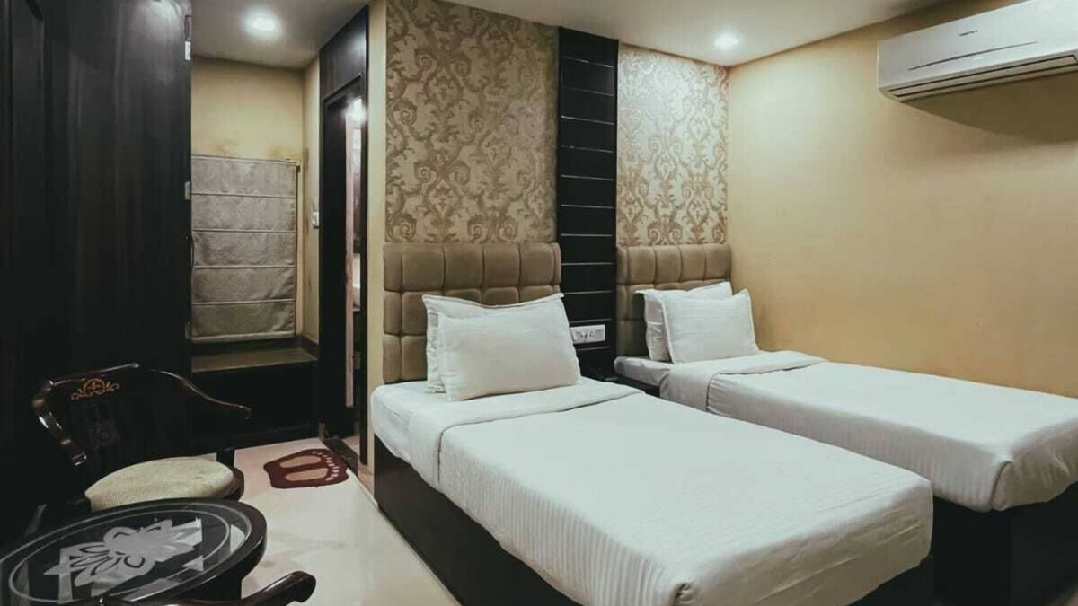 Mahmoorganj Hotel | Hotel SLE Residency