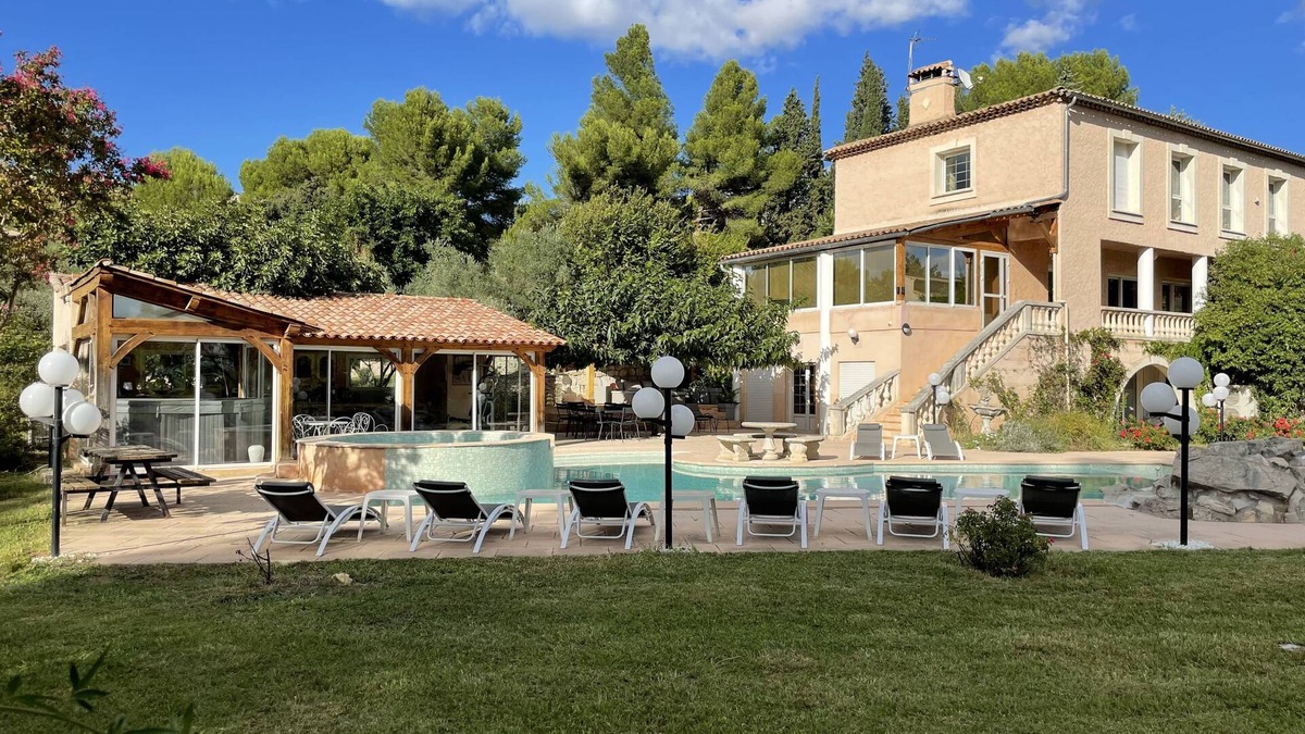 La Fare-les-Oliviers Villa | HOTEL-STYLE VACATIONS