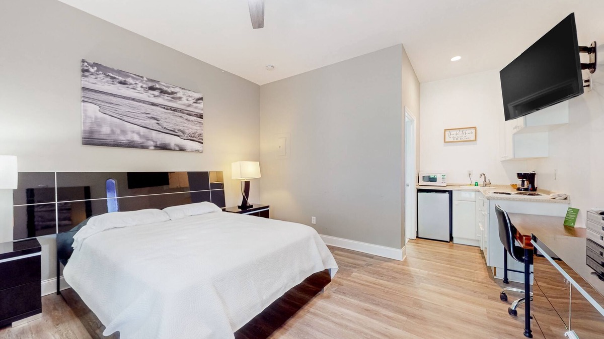 Naples House | Hotel-style studio near marina with game room, sauna, pool, restaurant, tennis