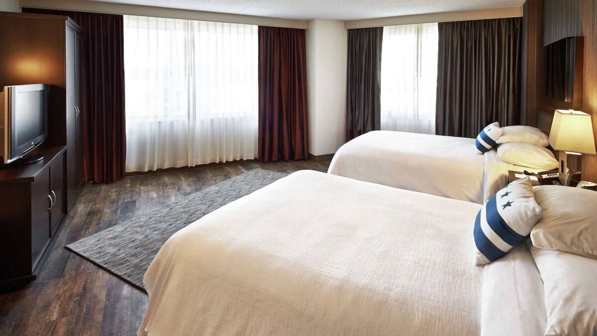 Friendship Heights Hotel | Hotel Suite Convenience near National Zoo & Bethesda Row | Indoor Pool