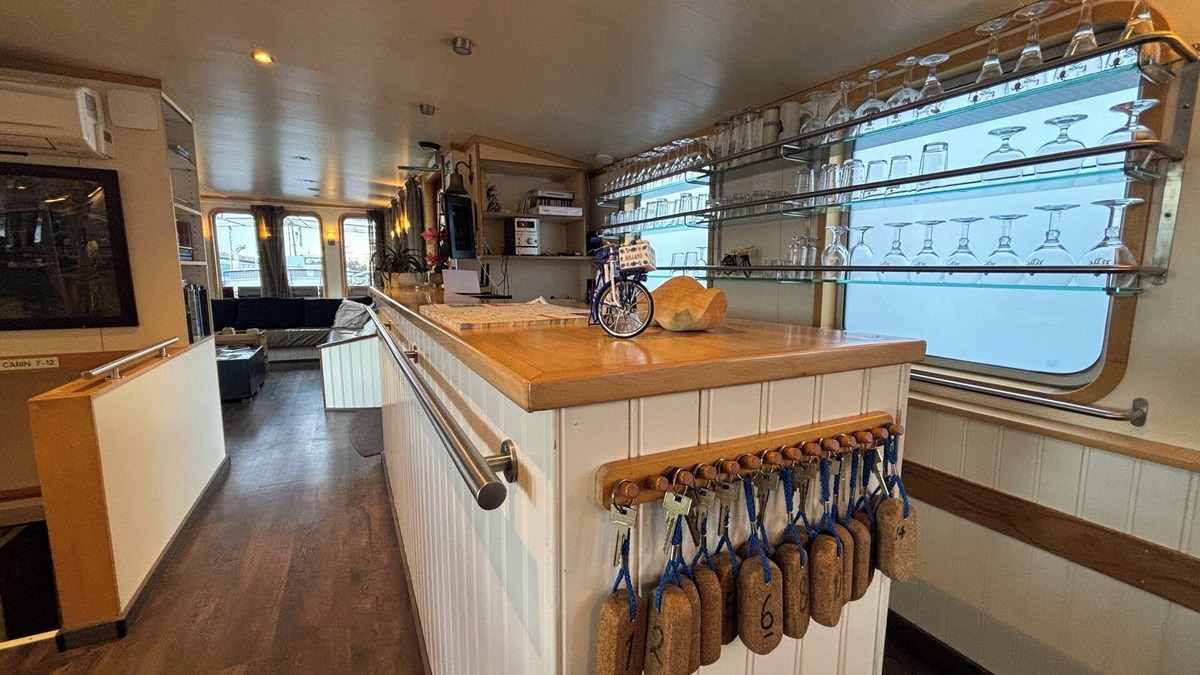 Amsterdam City Centre Hotel | Hotelboat Iris