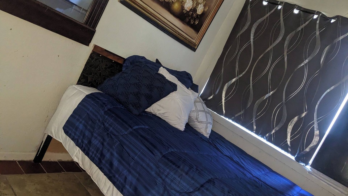 Downtown Las Vegas Apartment | Hotels too Pricey? Turtles Spot , small room for 1 , but 2 oknnn
