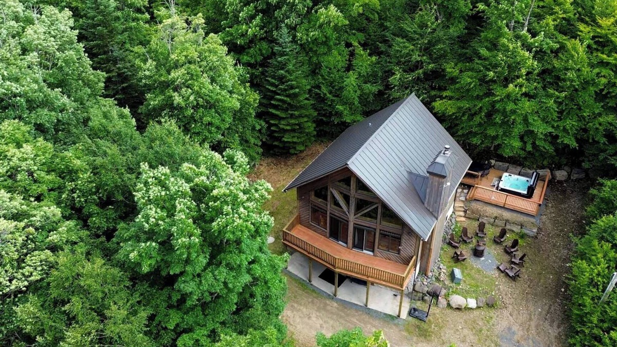 Val-des-Lacs Ski Chalet | HotTub-BBQ-BasketBall-Fireplace-Smart TV-Tremblant