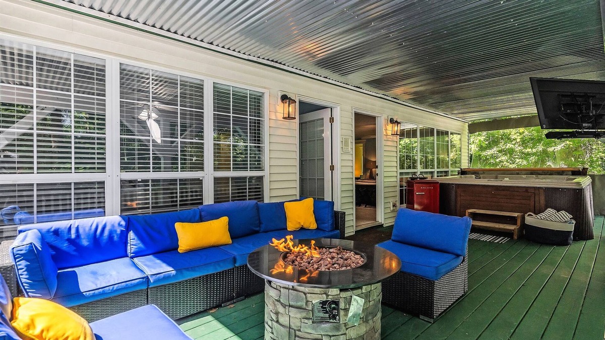 Smithville House | HotTUB+Sauna 5 KINGs Arcade Kayaks Fire Features 17 Lake Access+Beach