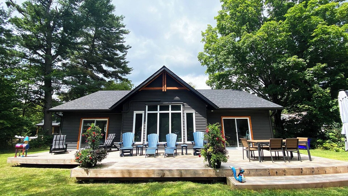 Bracebridge House | HotTub Sauna Waterfront PacMan Table Pets OK Fireplace Firepit 5 Star Location