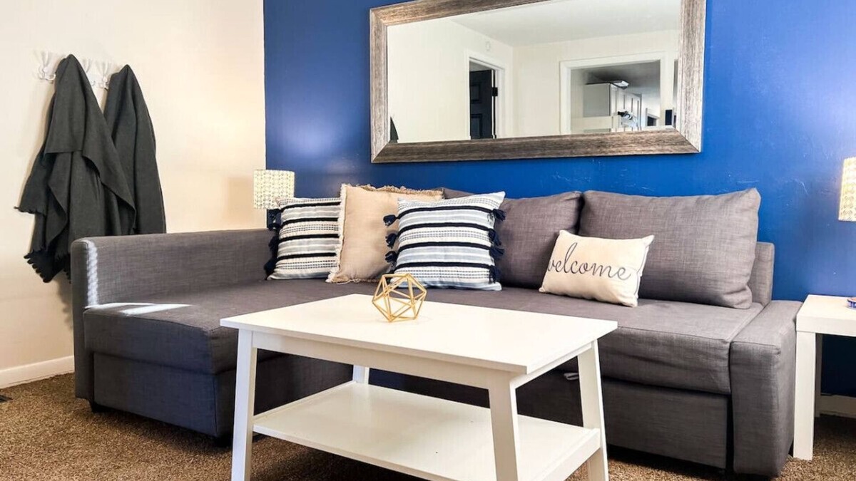 Near Eastside House | House: 4 Beds + Sofa Bed, Sleeps 7, Big Driveway