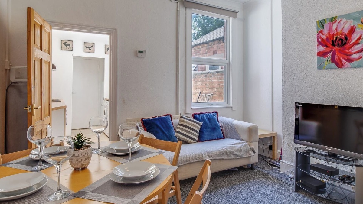 Coventry Apartment | House Accommodation - Coventry Free Parking