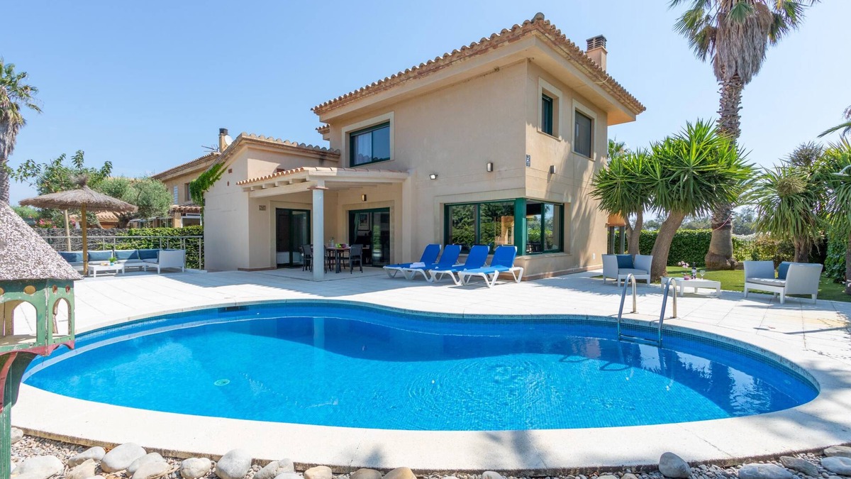 Sant Pere Pescador Ski Chalet | House Amfora 70, in 1st line, A/C, Wi-Fi, private pool, barbecue, garden.