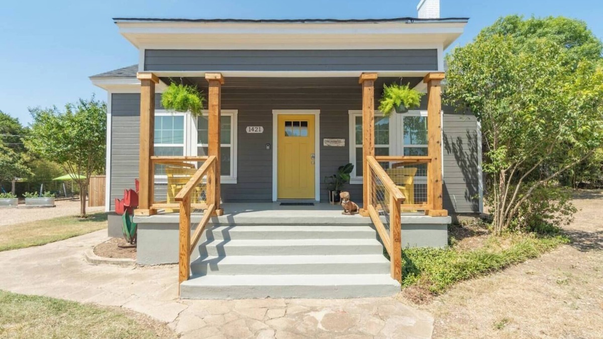 North Waco House | House and Bungalow with Sunny Courtyard