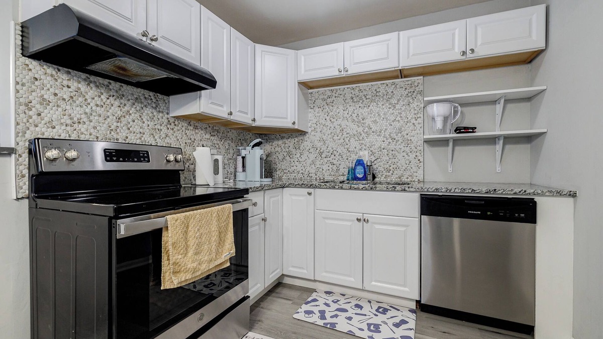East Side House | House B Atlanta Zoo Private Parking Fully Fenced Side Yard 2 Bedroom 2 Bathroom