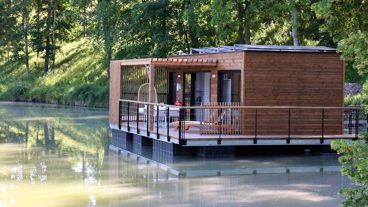 Sainte-Gemme Boat Rental | House Boat 'L'Õdacieuse : Écolodge Flottant Et Unique' with Lake View, Terrace and Air Conditioning