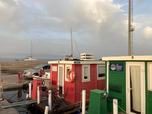 Poetto Apartment | House boat V al Poetto 2 pax piu' 1