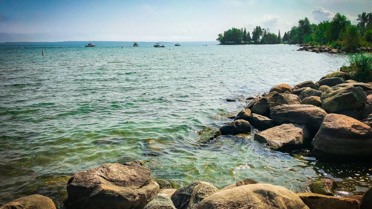 Alcona House | House by Lake Simcoe beach