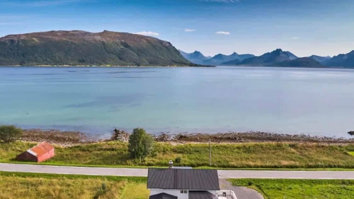 Andoy House | House by the fjord with whirlpool