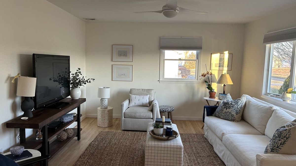 Southold Cottage | House central to North Fork wineries restaurants + beaches. Walk to town.