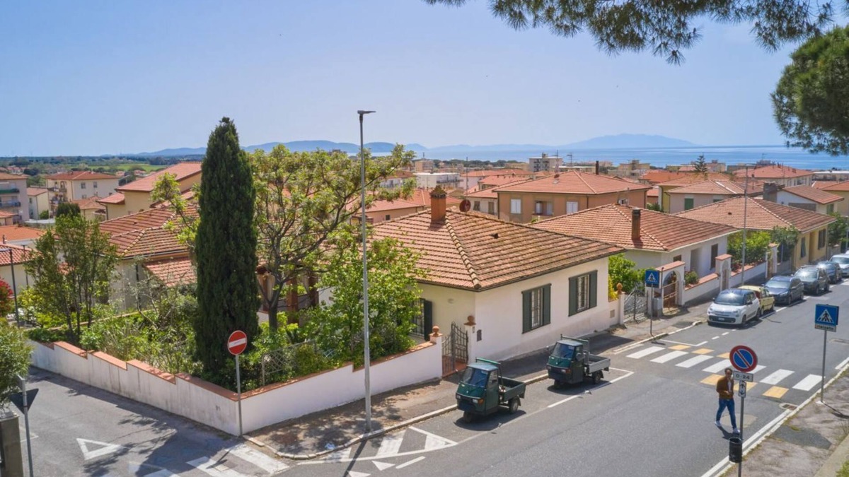 San Vincenzo House | HOUSE CIPRESSO cottage with garden