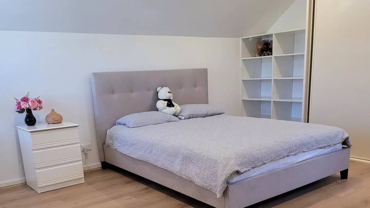 Chifley House | House close to beaches, transport and airport