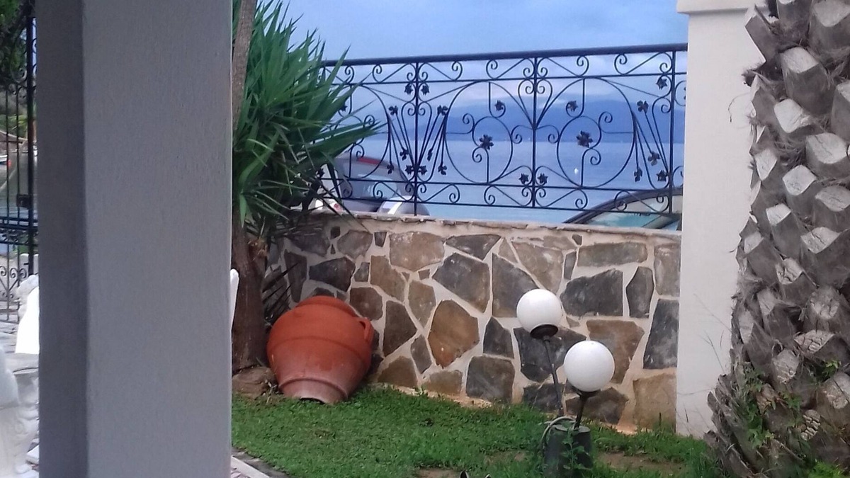 Pella Region House | HOUSE DIRECTLY BY THE SEA