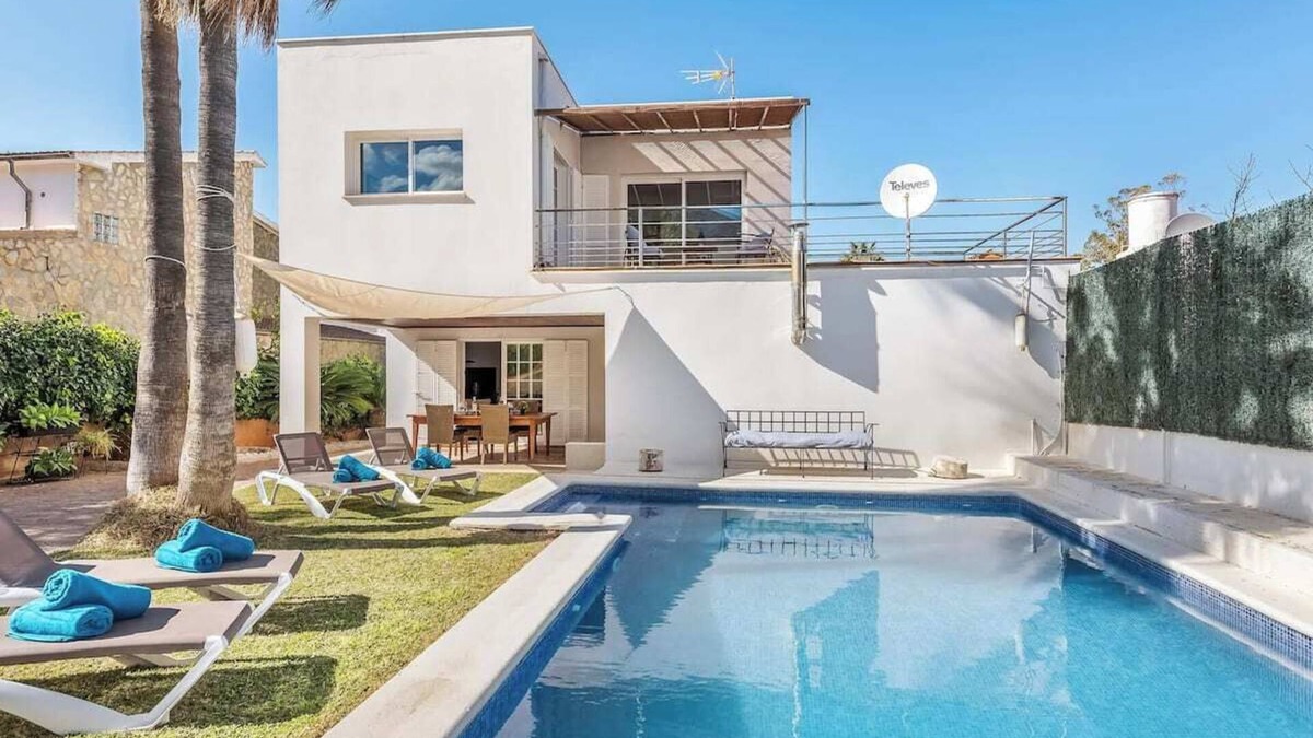 Urbanizacion Mont Ferrutx House | House with pool and large garden