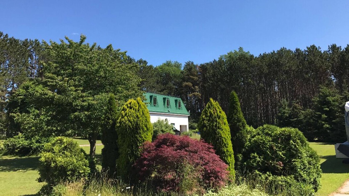 Ludington House | HOUSE ESTATE LOCATED ON 10 PRIVATE ACRES - NEAR BEACHES AND STATE PARK